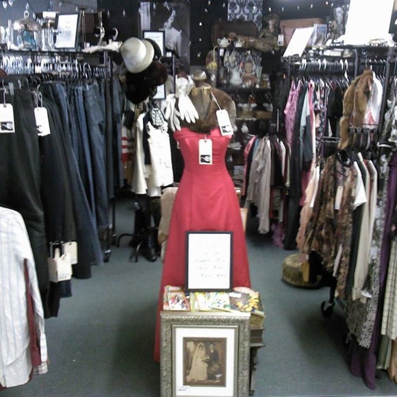 Rumble Street Thrift & Vintage - Picture 2 of 4